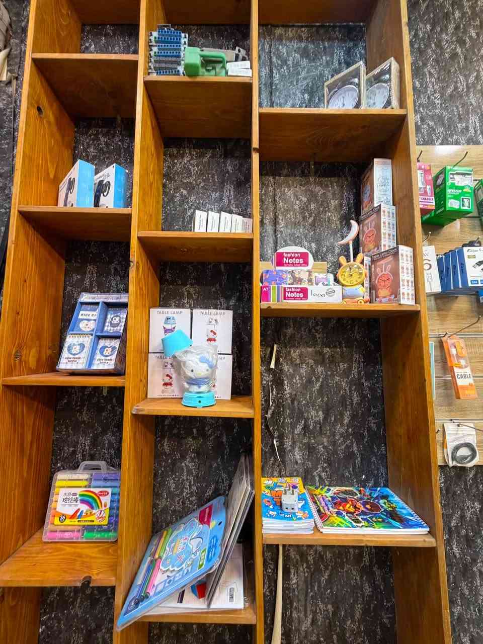 اض مكتبة للبيع 
جام خانه عدد 3
رفوف 
ميز مكتبي 
للتواصل ***********
مكانها الزعفرانية
