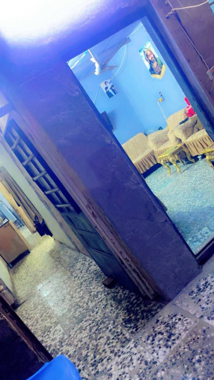 السلام عليكم بيت تجاوز  للبيع في الشعب حي البساتين حي الصدرين مقابيل محكمة الشعب خلف جامع المرتضى 
قرب اسواق الصدرين 
المساحة 75 متر 
يتكون من هول وغرفة وصالة بيها مطبخ وحمام وطرمة وتواليت خارجي 
السقف ساندويش 
الارضية كاشي 
كامل مي ابي جديد  
مجاري مربوطة علرئيسي 
تانكي وسخان وتاسيس كامل 
سحب مولد وانترنيت وخط كهرباء سبلت 
كامل الخدمات متوفرة  والشارع مقرنص قريب علبيوت الملك 
الجاد بلشراء يتفضل خاص 
السعر ٣٥ وبي مجال

