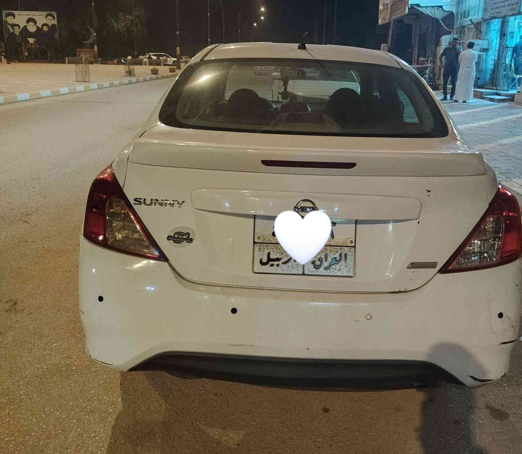 نيسان صني هندي 2016
الجاملغ الخلفي بيه شويه صبغ و بيها شكم مكان بارد
٧٨ و بيها مجال... 
***********
