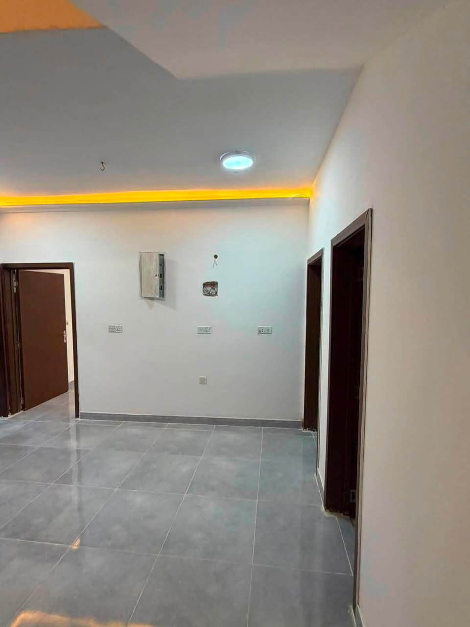 🏘️دار في مجمع الاميرات الاول
📐مساحة 300م  ،شارع 12 .على حديقة  
مربع أول… بلوك 4
يـٌباع ع النقد للاستفسار يرجى   للاتصال ع الواتساب 
+964 781 410 6900

