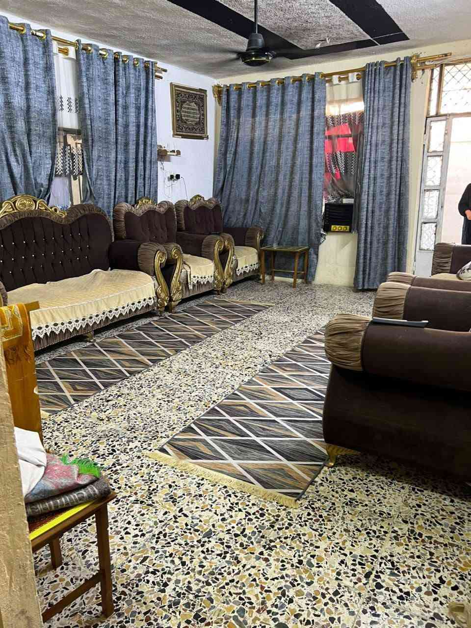 السلام عليكم بيت اللبيع الغزاليه شارع الضغط يم مستوصف العراق الجديد مساحه 200 متر الواجه 10 البيت بناء قديم بس نظيف كلش. وهذا تصوير البيت المعرفه السعر التواصل على هذا الرقم ‏‪***********‬‏
