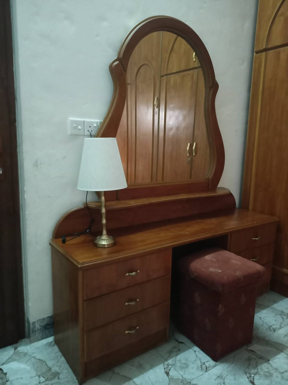 غرفة نوم كاملة
ب 500
العنوان الموصل الجزائر 
***********

