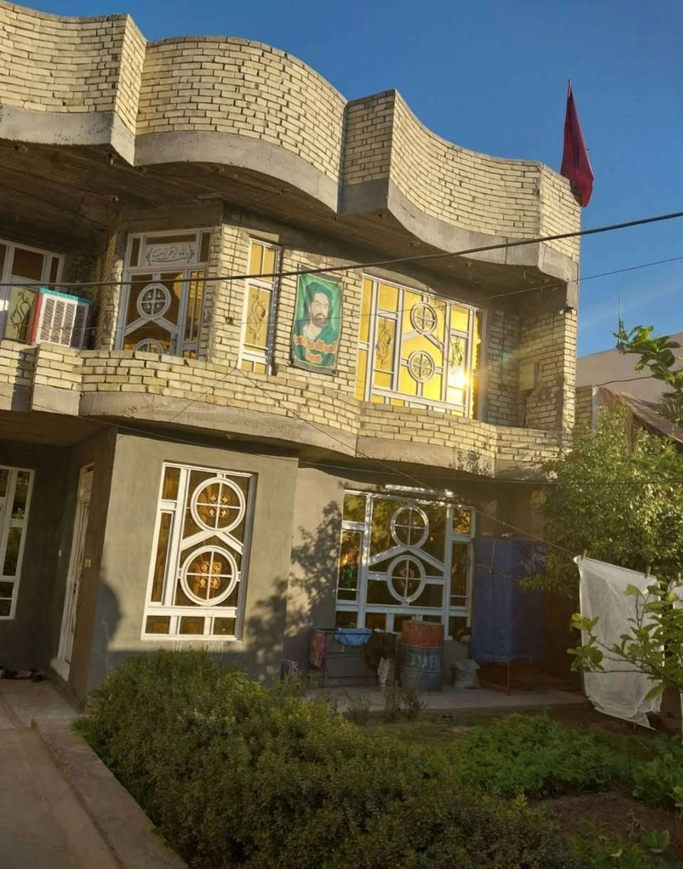 السلام عليكم بيت للبيع طابو صرف المساحه 300م العنوان جسر ديالى  الرياض شارع 60 الفلكة الثانية طابقين الطابق الأول غرفتين نوم واستقبال وصاله ومطبخ وحديقة  وكراج الطابق الثاني 4غرف نوم و مخزن للتواصل واتساب أو خط ***********

