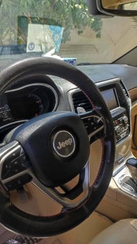 jeep2018 مواسەفاتsخەلیجیە.سەیارەکە کلینە.115هەزار ڕۆشتووە.سەیارەکە ڕەق...