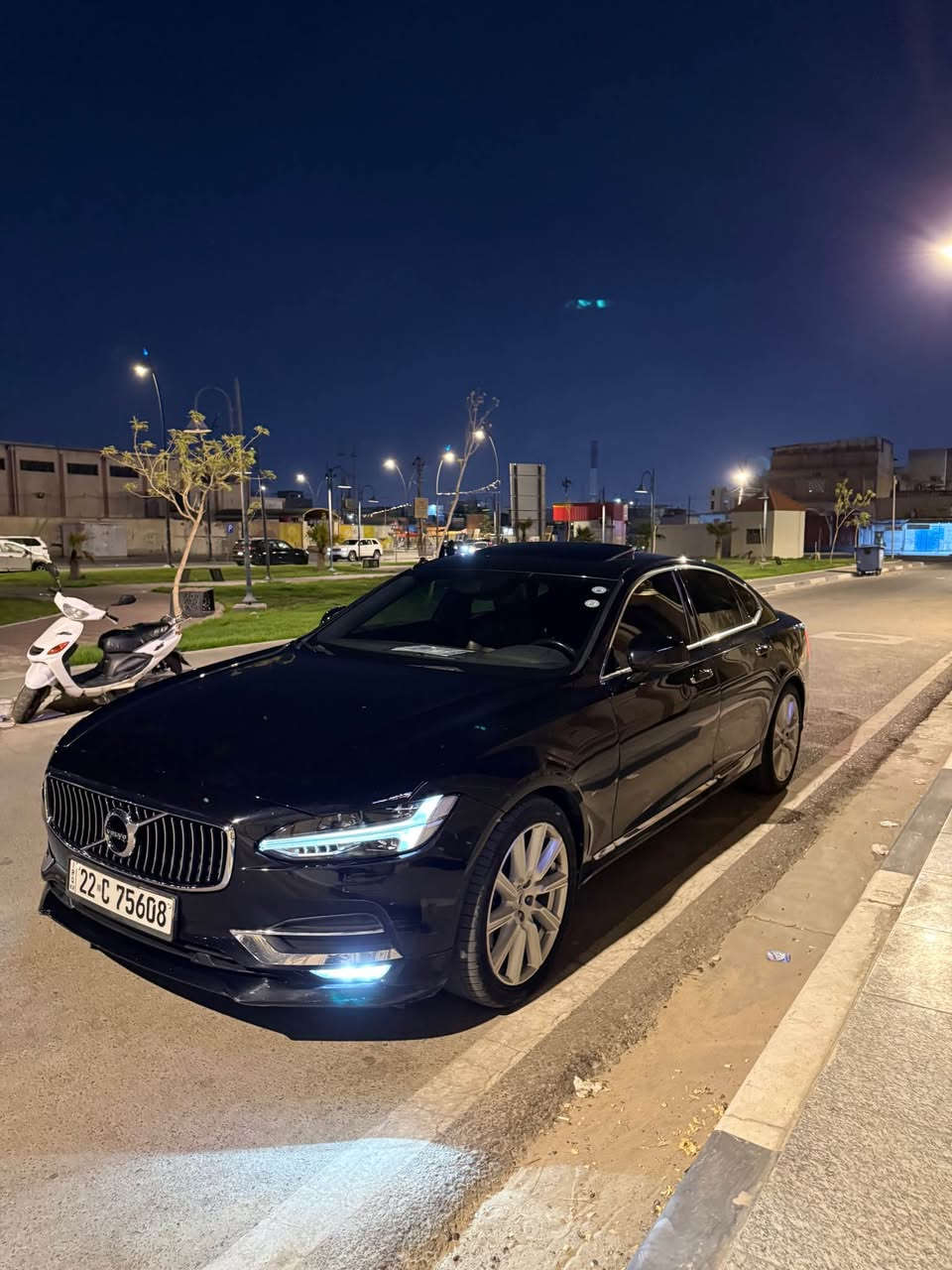 سلام عليكم للبيع فالفو S90 سياره على وضع الشركه كفاله عامه من كلشي سياره جديده بمعنى الكلمه فول موصفات 1/1 الأخير رقم أربيل سنويه 31 العنون البصره معقل السعر 175 الهاتف ***********
