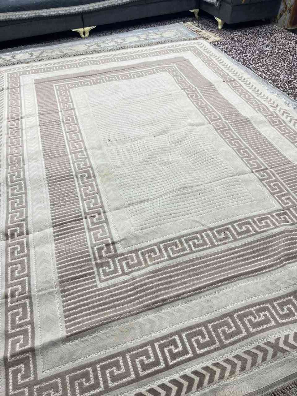 السلام عليكم ديوان تفصال قبل ٤ أشهر فصلتة فرشات فرشة رصاصي 4في3 وية مندة فرشة جوزي صغيرة 2في3 وفرشة جوزي فاتح 3في3 مكلف بل نشر للتصال أو واتساب ***********
