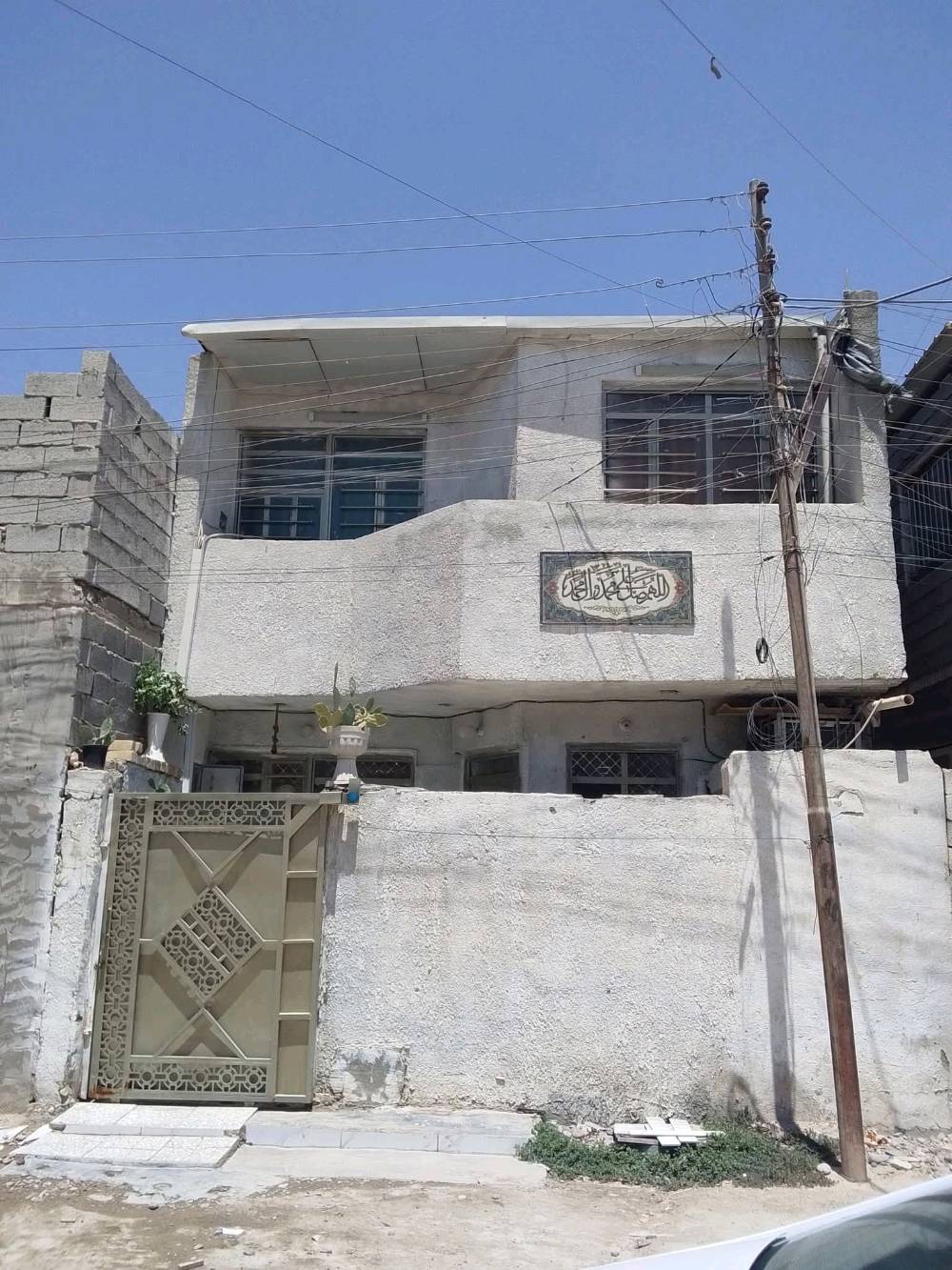 السلام عليكم

بيت للبيع – بغداد / الزعفرانية / شارع الكهرباء

📍 الموقع: قرب أسواق السلام
📐 المساحة: 50 متر مربع
📄 السند: 117

مواصفات البيت:
✅ مدخلين
✅ طرمة
✅ استقبال
✅ مطبخ حار + مطبخ بارد
✅ تواليت خارجي
✅ صحيات كاملة
✅ الطابق الثاني ساندويج بنل
✅ غرفتا ين كونة

💰 السعر: 35مليون دينار (قابل للتفاوض للجادين)

للاستفسار أو المعاينة، يرجى التواصل عبر الماسنجر أو الاتصال.