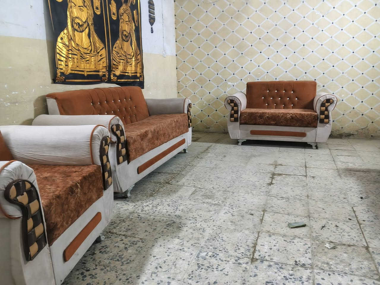 تخم عشر مقاعد نضيف اسفنج عالي العنوان بابل الحمزه الغربي الحي العسكري الاستفسار ***********
