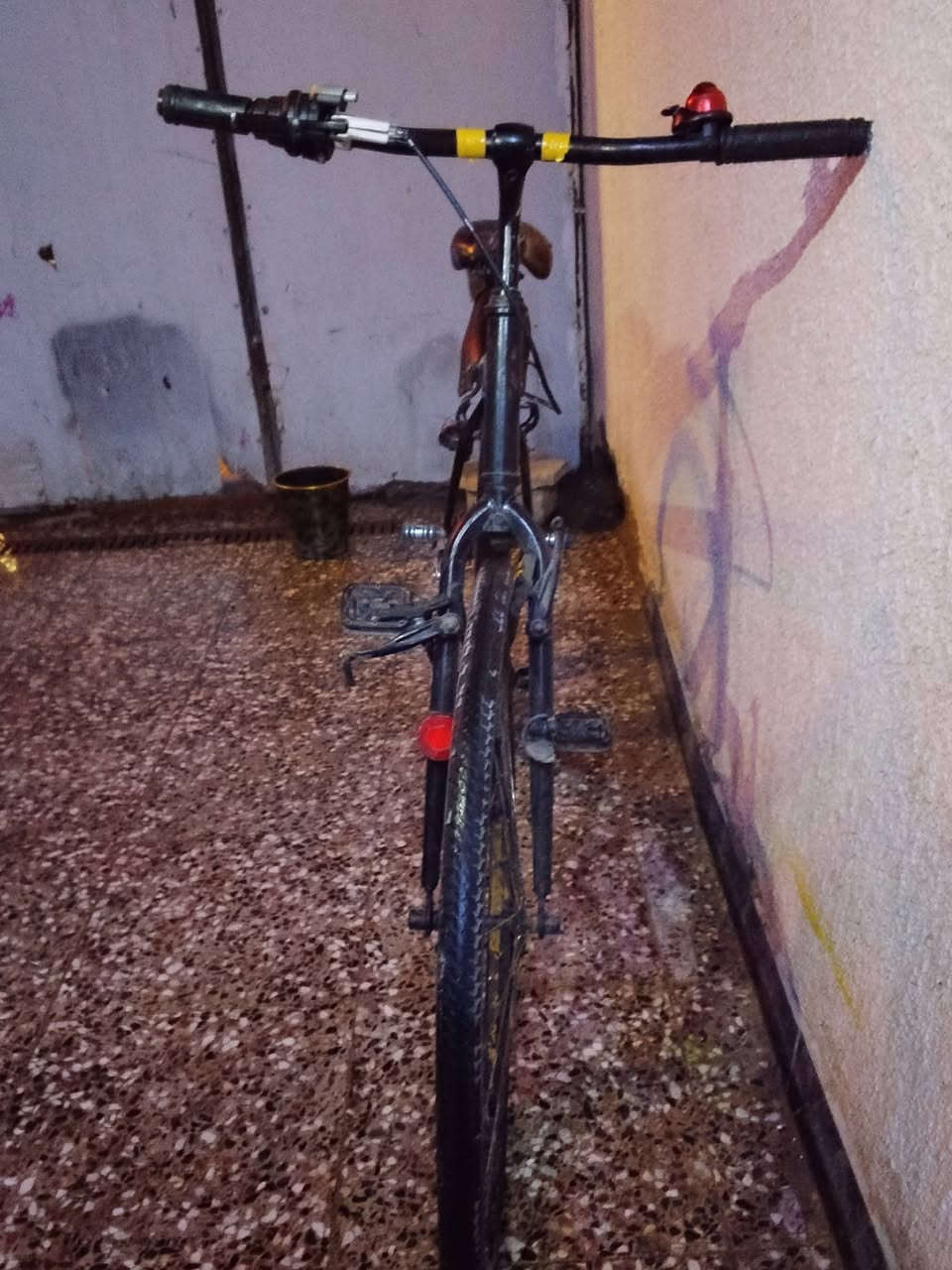 ايسكل C700 للبيع 🚨
🔹 الحجم: 27
🔹 النوع: C700
🔹 الحالة: جيدة ومستعملة
🔹 البايسكل جاهز للاستخدام
🔹 الإطارات والهيكل بحالة جيدة
🔹 وياها رفرف أمامي وخلفي وجرس
💰 السعر: 100 ألف دينار وبي مجال 
📍 بغداد
للتواصل ***********
