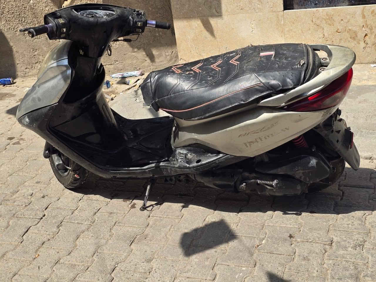 سلام عليكم 
للبيع دراجه بريز 
محرك مكفول ما مفتوح دراجه مشتريها ل مطعم والعمال لاعبين بيها لعب بس محركها نضيف تايرات جدد شكلها كدامك يحتاج ترتيب سعر 225 قفل بدون عمله الي تفيده
 خل يتصل *********** مكاني بغداد شارع حيفا
