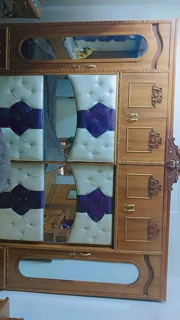 ياالله غرفة نوم درجة أولى خشب اصلي نظافة ٩٠%  6 وملحق داخل وخارج صاج سعرها ٨٥٠ وبيها مجال قليل لان اريد انقل الغير بيت بغداد مدينة الحرية سوك دباش توصيل موجود على المشتري تجي واتشوفها بعينك ***********
