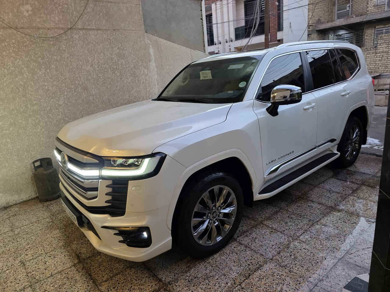 السلام عليكم 
للبيع تويوتا لاندكروزر 
VX لمتدد S
موديل 2025 
فول مواصفات 
ضمان شركة ساز وبعدها بالضمان وبيهة 16 تبديلة دهن وفلاتر وصيانة مجانية 
مكفولة كفالة عامة ومغلفة PPF 
ماشية 7 الف كيلو فقط 
رقم بغداد بأسمي تحويل مباشر 
السعر 820 قفل بدون اي عملة 
مكان السيارة بغداد 
للاستفسار 
***********
***********

