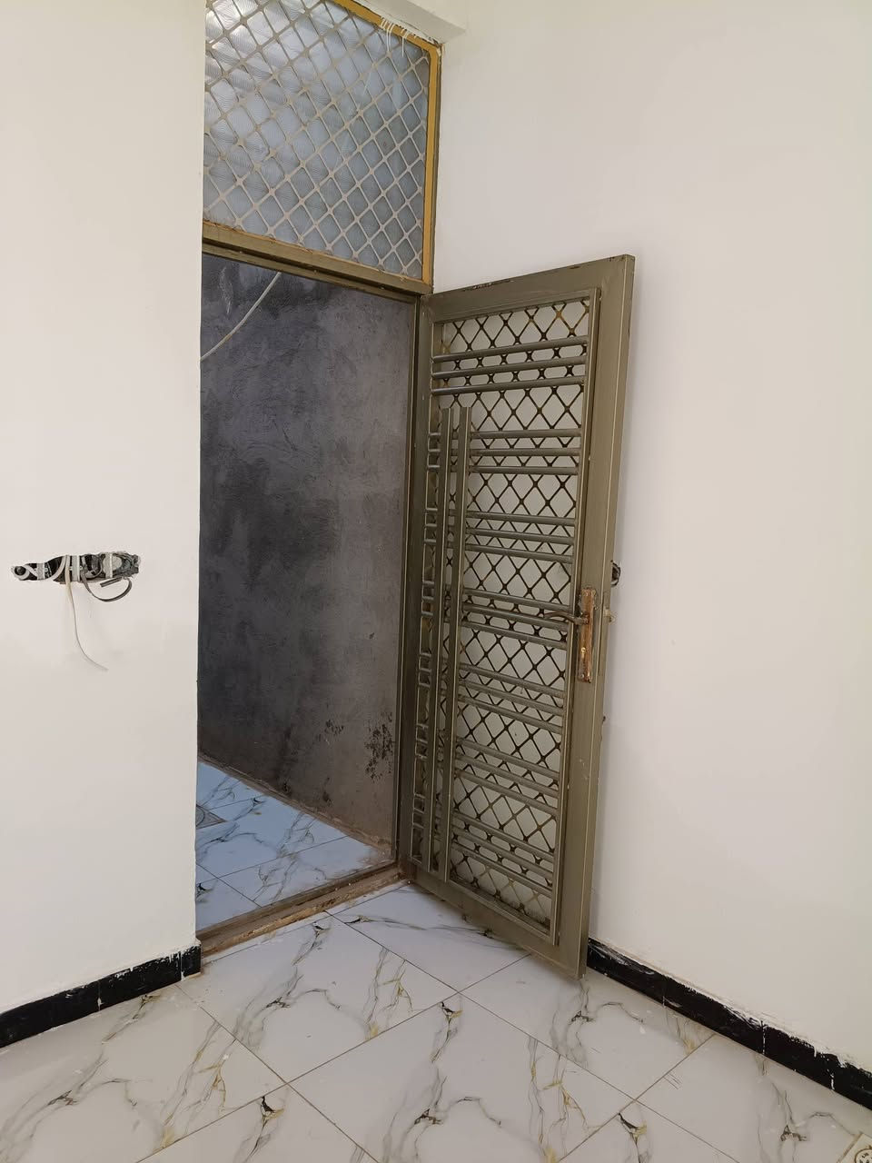 دار المساحة100متر طابو صرف كربلاء حي الجهاد خلف المدارس الصينية البناء بلوك الغابة غرفة نوم وممر ثم حمام وتواليت مشترك كبير. وحمام خارجي ومعرفة مطبخ مع المغاسل ومنور الأرضية بورسليين الرباط والبتلو  كونكريت مسلح مع السقف صب كونكريت ومزفت كذلك ماء ومجاري وكهرباء دفن كامل السعر الاتصال.  ***********. ////////***********
