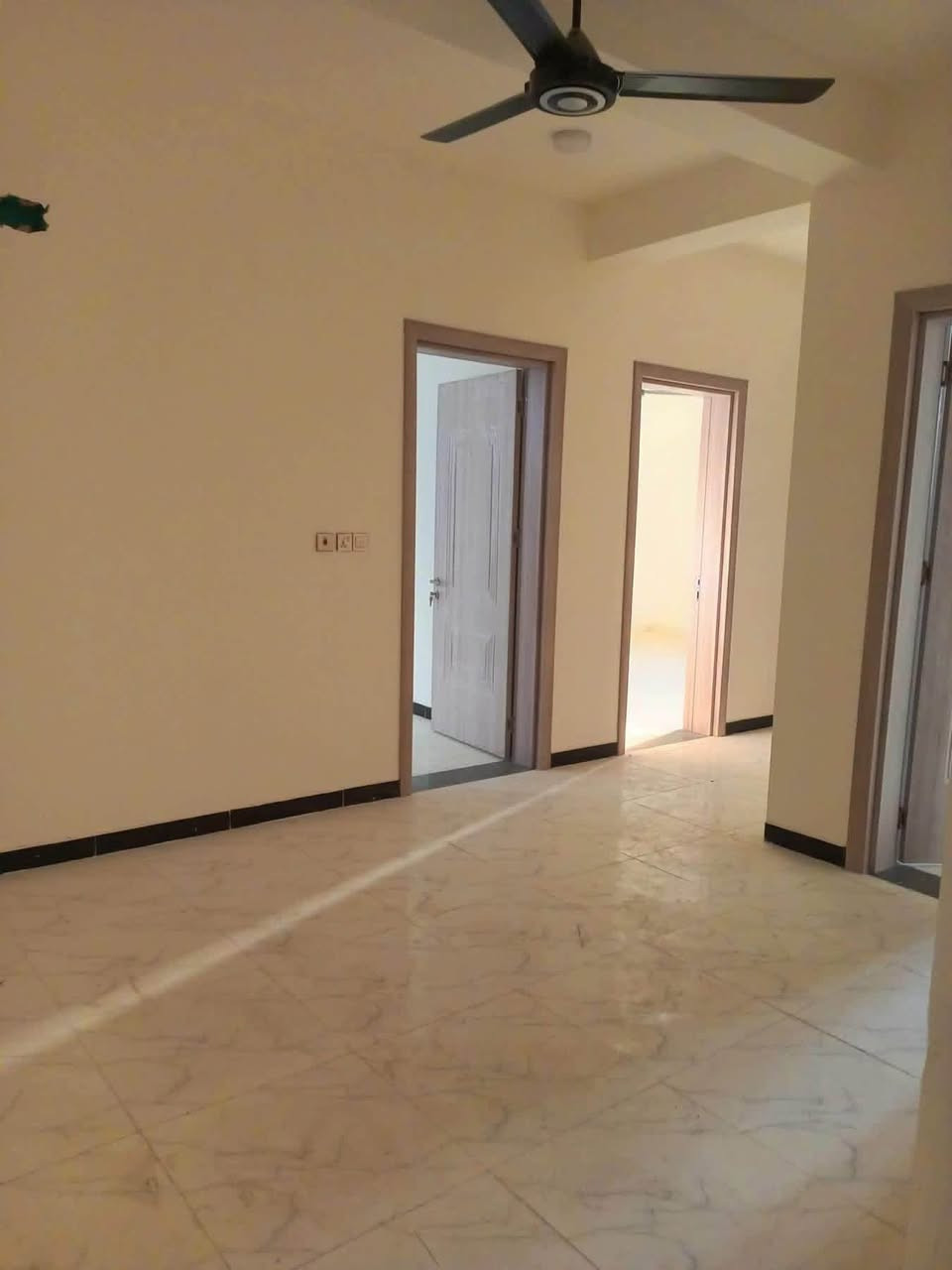 شقه مؤثثه للايجار في حي الجامعة شارع 20 سعر الايجار ٣٥٠ الف دينار بدون دلاليه
تحتوي كل شقة على غرفتين و صالة ومطبخ وصحيات

وتحتوي على سبالت و مراوح جاهزة وكل المطابخ تحتوي على كاونتر

الايجار على الخاص او الاتصال على الرقم التالي
***********
