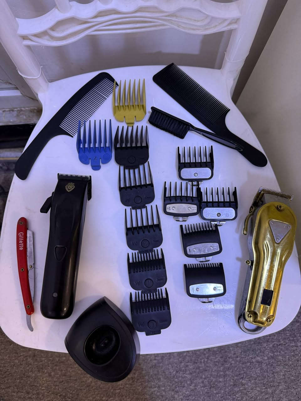 ماكينة حلاقة من ماركة فيراري جديدة استعمال قليل نظيفة مال تعزيلة محل مع كافة ملحقاتها + مستلزمات حلاقة مشاط وكل النمط ومقص تشفير وكلشي موجود بالصور المرفقة بالاضافة الى ماكنة حلاقة VGR  بسعر ٧٥ وبي مجال قليل  تلفون ***********
