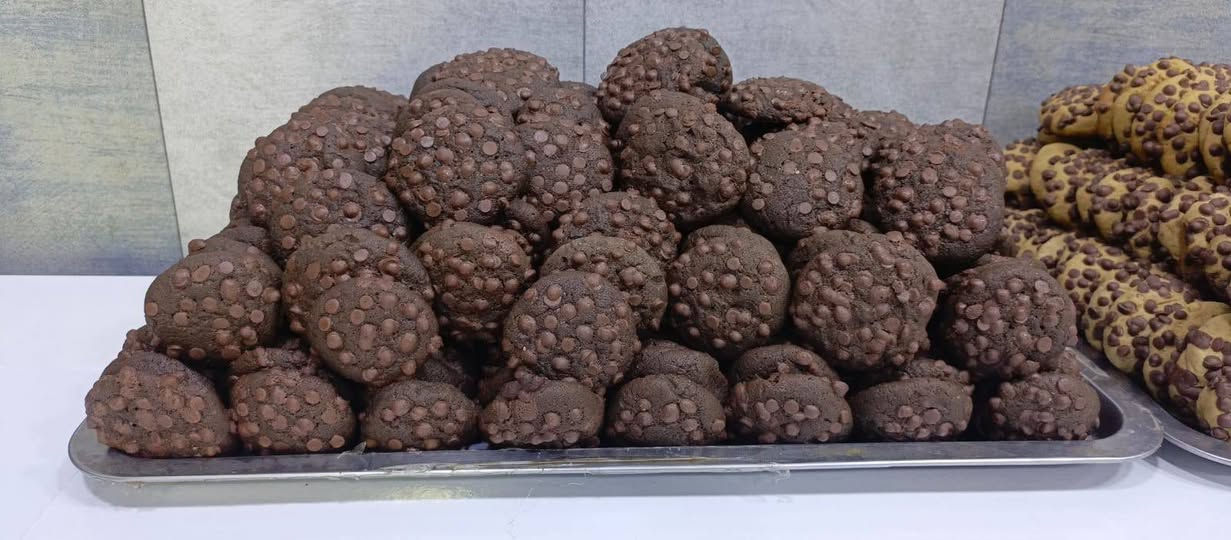 🍪✨ للكوكيز  عشّاقها… ولعدنا كل الأنواع اللي تحبوها! 😍

من الكوكيز الكلاسيكي 🍪 إلى كوكيز الشوكولاتة 🍫، والكوكيز المحشي والمليان نكهات لذيذة 🤎… اختاروا المفضل عندكم وخلو لحظتكم أحلى!

🤎 كوكيز طازج، مقرمش من الخارج وطري من الداخل… ومتوفر يومياً في أفران ومعجنات المائدة.

شنو نكهتكم المفضلة؟ 👀🍪
تعالوا جرّبوها وخلو الطعم يحچي! 😋

#أفران_ومعجنات_المائدة #كوكيز #حلويات #كوكيز_عراقي #طعم_يستاهل 

📍 العنوان/ الدورة/ابو دشير/الشارع العام/ مقابل جامع الرحمن 

✨ للطلب والاستفسار الاتصال على الرقم التالي واتساب ***********📞
