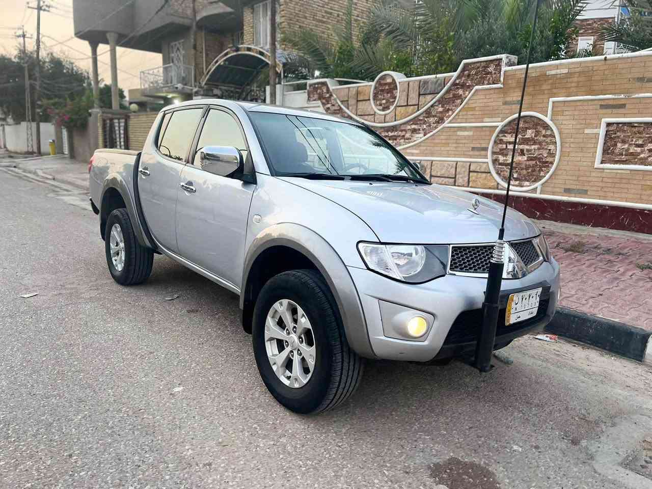 ميتسيوبيشي l200 موديل 2015

السيارة مكفوله بيه جراد قليل بالبنية والجاملغ البدي

بيه طخه ما مصلحه باب البدي واضحه بالصور

V6 6 سلندر 

مكينه نظيفه جداً 3:5 

كير اوتماتيك 

تخم تاير 

مكانها واسط الكوت

هاتف ***********

السعر 155$ دهل اوران, واسط
