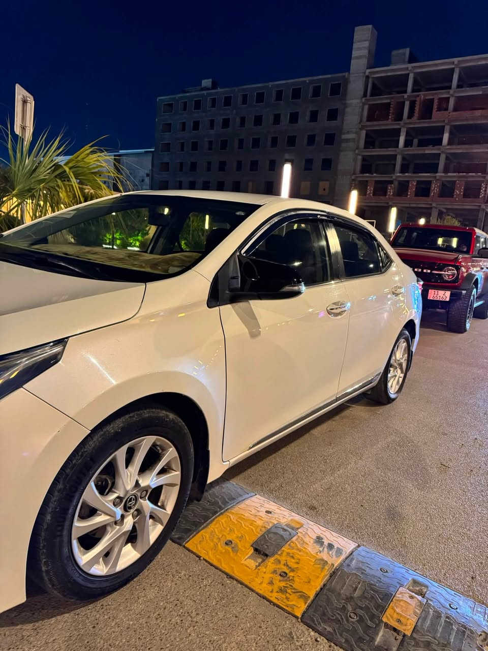 السلام عليكم 
كورلا 2017 خليجي جيهان 
موصفات خاصه 
محرك 2000 VVT
بصمة تحكم ستيرن جهتين 
وضعيات قياده ايكو وسبورت 
لايتات زنون أربع جام اوتو 
شاشه دجتل 
السياره جديده مال بيت 
ماشيه ٧٥ الف
ضرر السياره بيه بابين صبغ فقط بدون قطره معجون اثر تخريب 
سعره 140 وبيه مجال 
رقم سليمانيه بسمي تحويل وكاله حاضر . مكان بغداد، القادسيه.
رقم ***********
