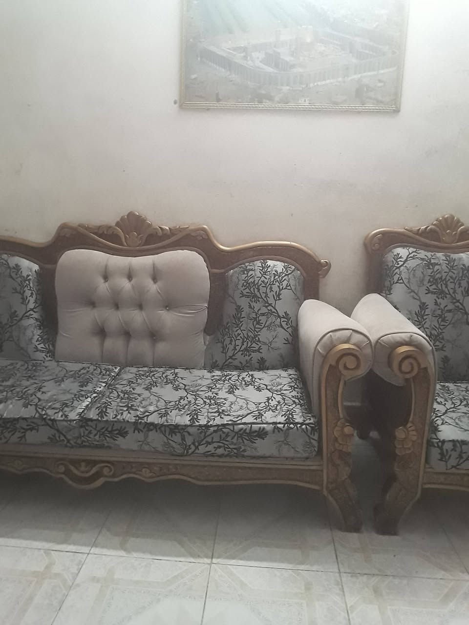 تخم عشره مقاعد نضيف مع ميز تلفزيون ركن تزكام سعر ٢٥٠ مجال قليل ***********
