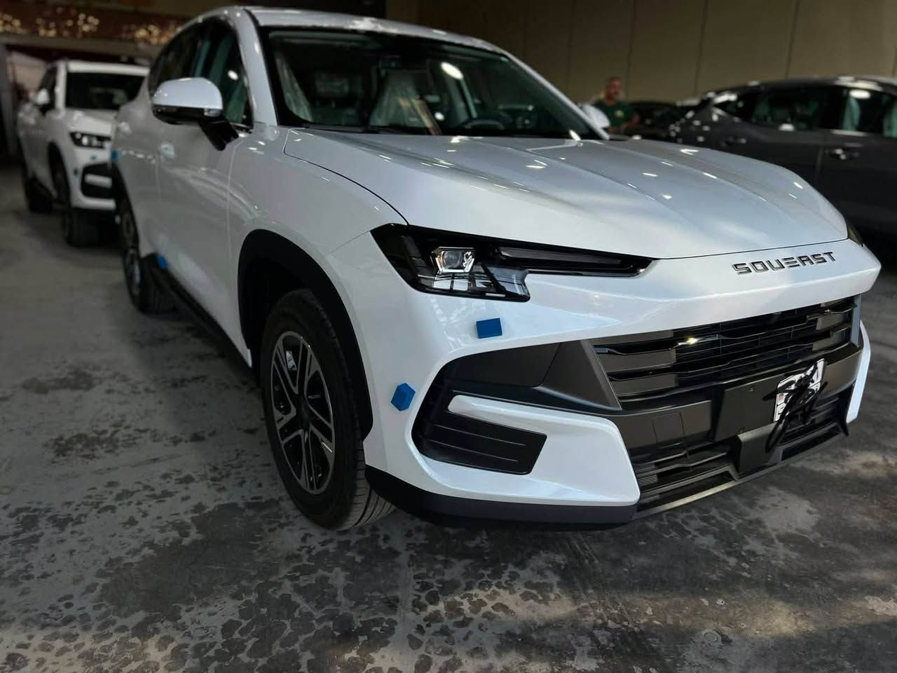 ⁨ ⁨ ⁨ سوئيست S06 1.5L COMFORT
العداد: صفر كيلو متر
المحرك: 4 أسطوانات 1.5L  تيربو 156 حصان
العزم (نيوتن-م.): 230
ناقل الحركة: اوتوماتيكي دبل كلاتش من 6 سرعات
استهلاك الوقود: 7.8 لتر لكل 100 كم

الضمان الأساسي: 6 سنوات أو 200,000 كم (أيهما أولا)
ضمان المحرك: 10 سنوات أو 1،000،000 كم (أيهما أولا / للمالك الأول)

المواصفات:
*إطارات قياس 18 إنچ
*شاشة عرض ترفيهية قياس 12.85 إنچ
*شاشة عدادات رقمية قياس 8 إنچ
*مقصورة الركاب من الجلد الفاخر
* مراية الوسطية مع خاصية التعتيمي (يدوي) 
*كاميرا خلفية
*نظام الفرامل اليدوية الاوتوماتيكي Auto hold 
*نظام التحكم بنزول المنحدرات
*حساسات خلفية
*نظام التحذير من التصادم الخلفي 
*نظام ابل كار بلاي واندرويد أوتو لاسلكي
*نظام صوتي متطور 4 سماعات 
*بلوتوث / هاتف السيارة
*مصابيح أمامية أوتوماتيكية LED مع مصابيح نهارية LED
*فلتر تنقية الهواء (N95)
*دخول ذكي (بصمة)
*تشغيل عن بعد
*خاصية إغلاق الشبابيك عن بعد 
*ماسحات الزجاج الامامي مع حساس للمطر
*مسند الذراع الوسطي مع ثلاجة
*وضعيات قيادة متعددة 
*نظام مراقبة ضغط الإطارات
*وسائد هوائية امامية وجانبية عدد 2 ⁨ 

‏رقم الهاتف*********** ‎)/￼بغداد الكرخ
