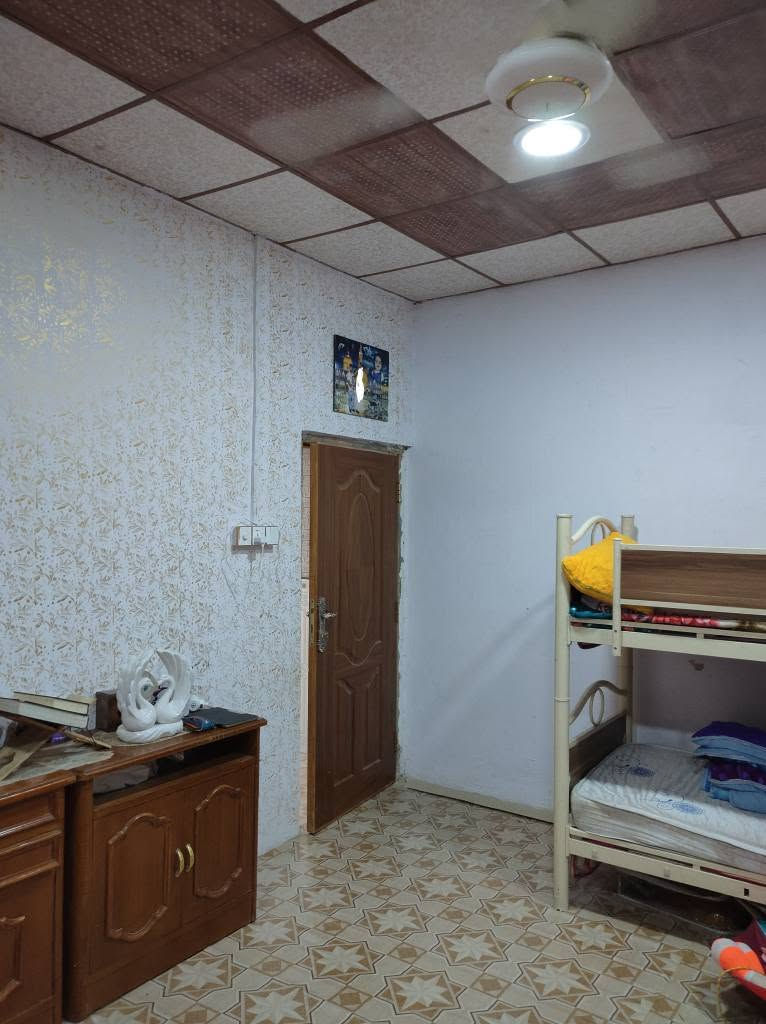 بيت للبيع في الاصمعي الجديد ركن مقابيل مدرسة العدنانية يعني ماكو جوارين مقابيل البيت شارع عريض المساحة 90م وبي فضلة 30 م يعني يصير 120 م بي غرفتين واستقبال وصحيات السعر المطلوب145 بي مجال للتواصل الاتصال على *********** بي وتساب البصرة, العراق
