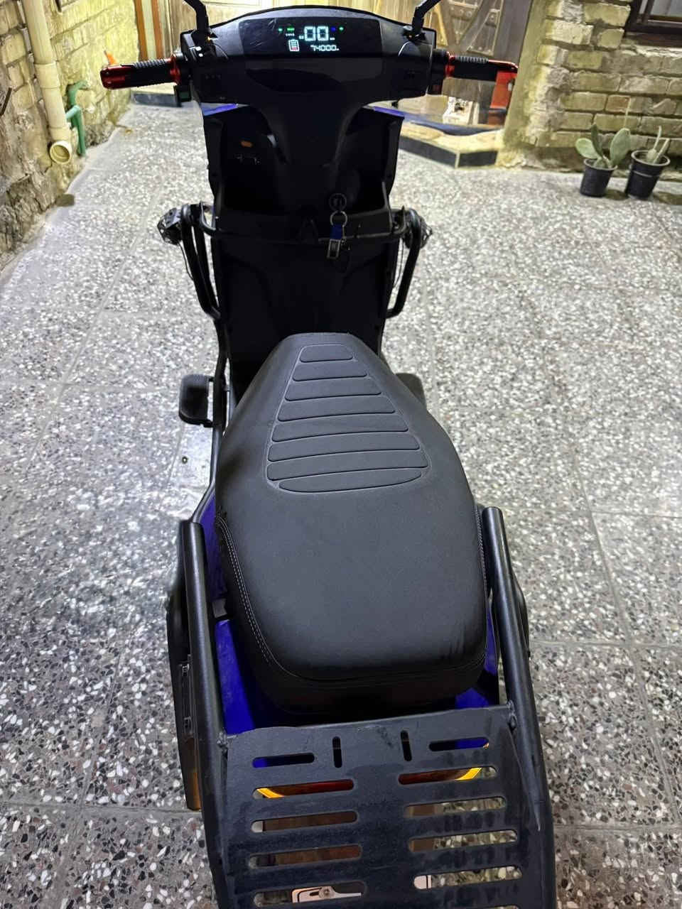 السلام عليكم ورحمة الله وبركاته
دراجة شحن korea mr 2025
الدراجة بيها 6 بطاريات جدد استخدام قليل كلش
72 فولت 32 امبير
وبيها بلوتوث صوتها عالي

مكاني بغداد مدينة الصدر
رقمي /***********
