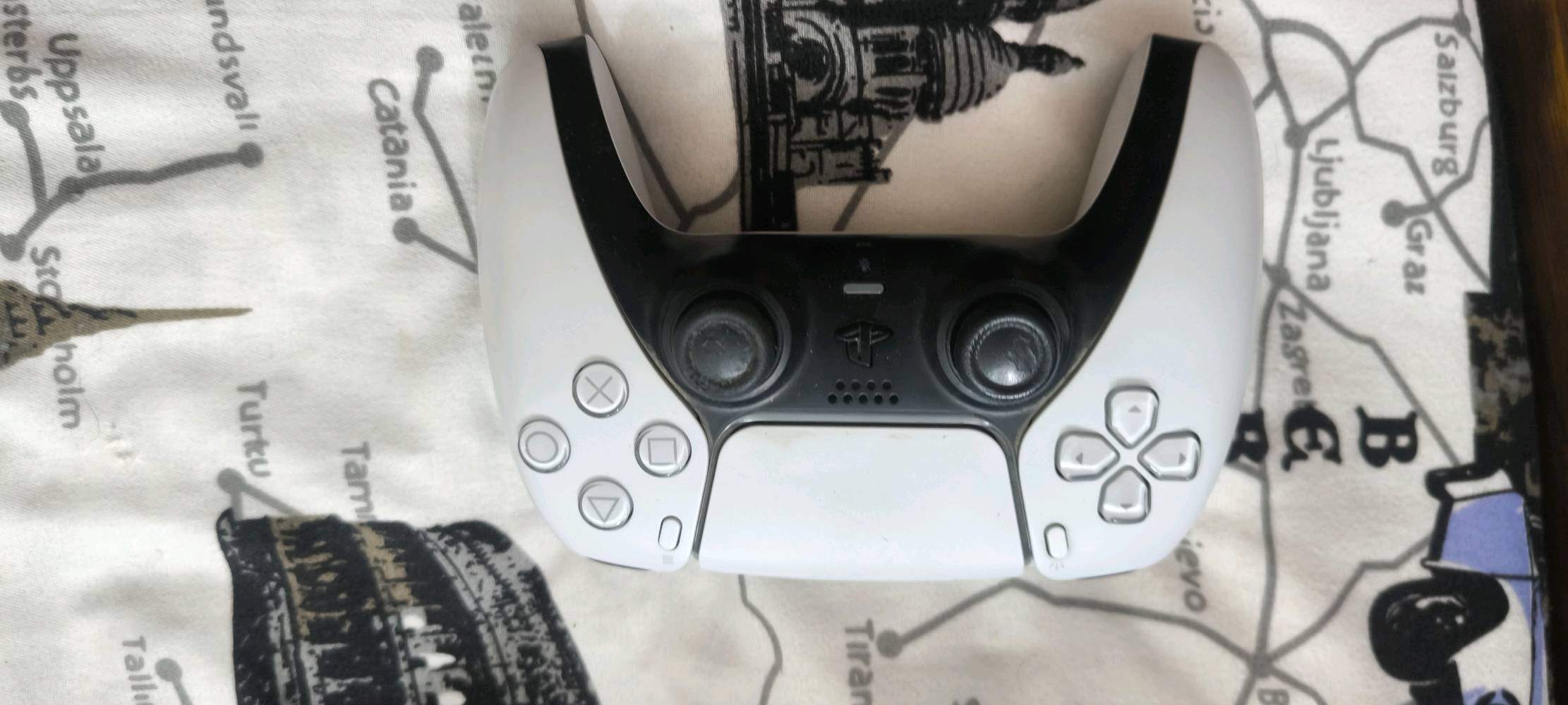 السلام عليكم 
بلي 5 سليم ذاكرة 500 
ما مفتوح ولا شي ولا مبدل اي قطعة بي 
جديد ونظيف 
رايدة ب780 بي مجال بسيط 
*********** 
مكاني الديوانية حي الفرات