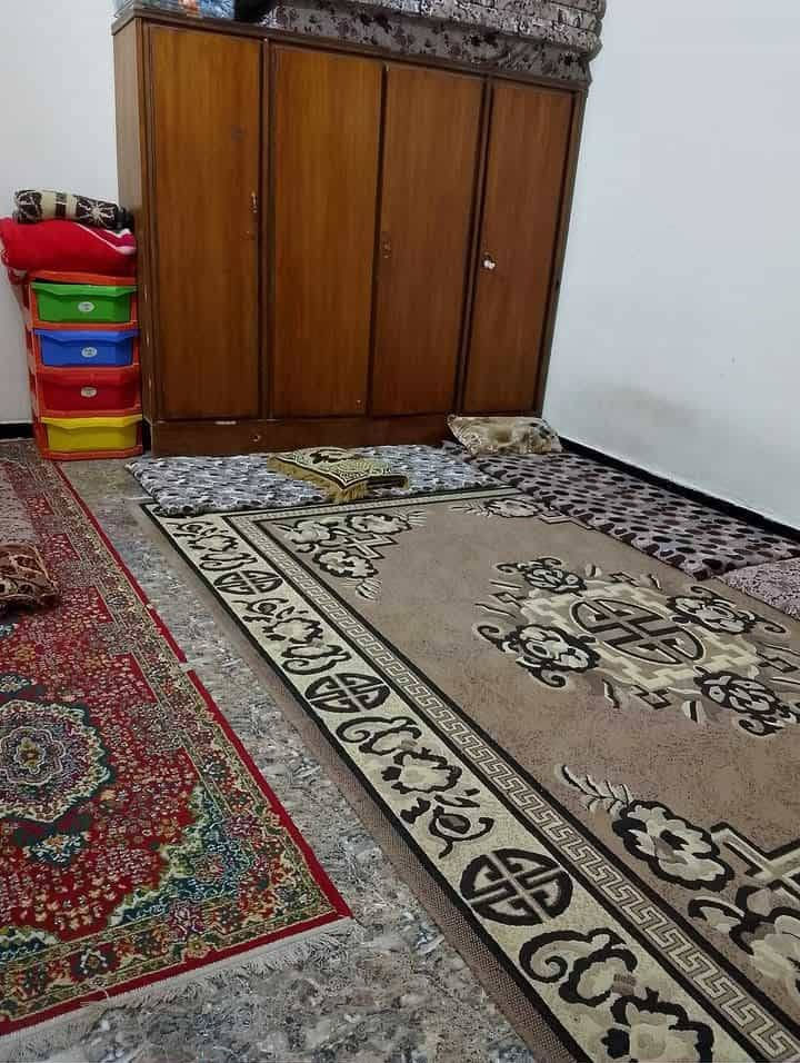 بيت.للبيع  بالمختار بي غرفتين وصاله واستقبال ومنور وصحيات البيت بورسلين عقد  المساحة 170م قريب على جامع أبو طلحه الانصاري السعر 35وبي مجال ***********
