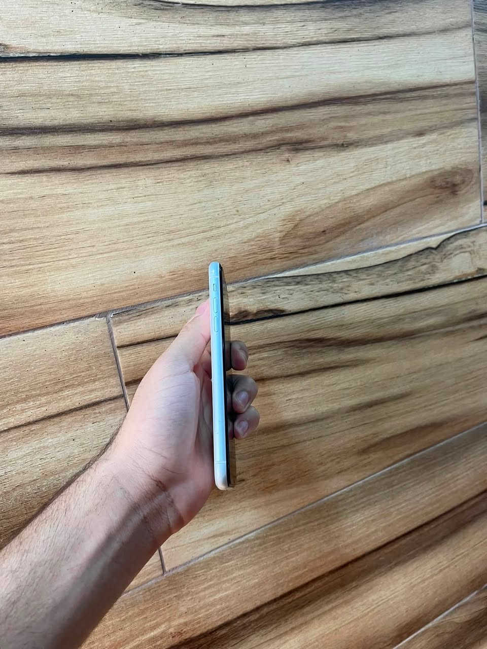 السلام عليكم.
iphone XR 
للبيع
اللون ابيض
نضافة 💯
مستبدل فقط بطارية 🔋 اصلية
ذاكرة 64 💽
كلة الجهاز نضيف وشغال معدا الظهر مفطر ومستبدل بطارية اصلية الشحن أنسى.
للبيع بسعر مناسب.
أو مراوس.
هـــــ.  ***********
موجود اتصال و واتس آب و خاص.
