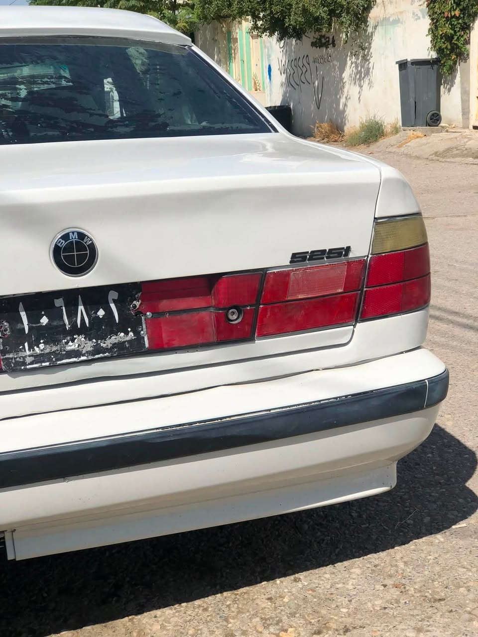 BMW 1993 525i
بۆفرۆشتن گێڕ مکینە ئەکسل بەشەرت 
دەعامی M چەمبەرM
ویل حەسیر تایەو ویلی لۆکی لەژێرە 
لایت عەلقە و زینۆ 
لایت ودەعامی و بەگلاید تازەیەی بۆ بەسراوە 
جامی پێشەوە تازەیە
بستێک لێدانی هەیە چەمەلەغی پێشەوەی لای سەکن 
هەموگیانی بەشەرت
فول گەنجانەیە 
نرخ ٢٩گەڵا$ مجالێک 
شوێن هەولێر بەحرکە 
***********
