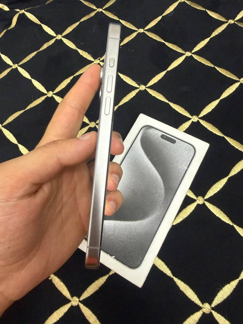 ايفون 15 برو ماكس  256 بطاريه 90 نضيف حيل كارتونهً ويا ايسم شريحه الكترونيه مبدل  شاشه وبطاريه اصليات كلشي شغال مابي اي خلل كارتونهً مطابقه بيع او مراوس سعره 600 الف بغداد الدوره ***********

نص مكتوب في الصور:
- 72 9:46 < حول الاسم iPhone < iPhone إصدار iOS 27.0 < اسم الطراز iPhone 15 Pro Max رقم الطراز MU673LL/A الرقم التسلسلي JGQY4VKWTJ سجل تاريخ القطع والخدمة < الأغاني 0 الفيديوهات 0 الصور 0 السعة 256 غ.ب. متوفرة 232.32 غ.ب. عنوان Wi-Fi 50:B1:27:99:A4:3E Bluetooth 50:B1:27:92:CC:0F
- 72 9:47 حالة البطارية لم يتم التحقق منه حالة البطارية تعذر التحقق من أن بطارية هذا الـ iPhone بطارية أصلية من Apple. قد لا تكون التفاصيل دقيقة تمامًا. لمعرفة المزيد قد تكون خدمة البطارية مغطاة بالضمان. حول البطارية والضمان... 90% الحد الأقصى للقدرة هذا قياس لقدرة البطارية مقارنة بقدرتها عندما كانت جديدة. قد تتسبب القدرة المنخفضة بتقليل ساعات الاستخدام بين عملية الشحن الأخرى. 368 عدد الدورات هذا هو عدد مرات استهلاك iPhone لققدرة البطارية. معرفة المزيد... 2024 كانون الثاني تاريخ التصنيع 2024 آذار أول استخدام
- 72 9:47 القطع والخدمة تجمع Apple سجل تاريخ القطع والخدمة، وهذا السجل يعرض معلومات عن هذا الـ iPhone وحالته وتفاصيل إصلاحه. معرفة المزيد... يتوفر تكوين البطارية الانتهاء من الإصلاح الزجاج الخلفي الانتهاء من الإصلاح إعادة التشغيل والانتهاء من الإصلاح سجل تاريخ الخدمة الشاشة غير معروف