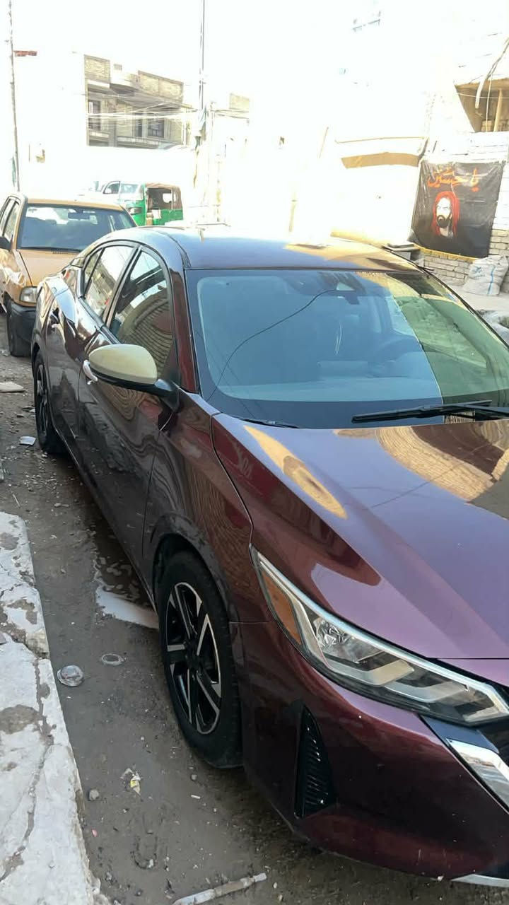 للبيع نيسان سنترا موديل ٢٤ مواصفات كاملة عدا فتحة ماشية ١١  الف ميل بدون رقم   يعني تحجز رقم وتترقم باسمك السعر ٧٥  ورقة بيها خمس قطع صبغ  ***********  رقم صاحب السياره
