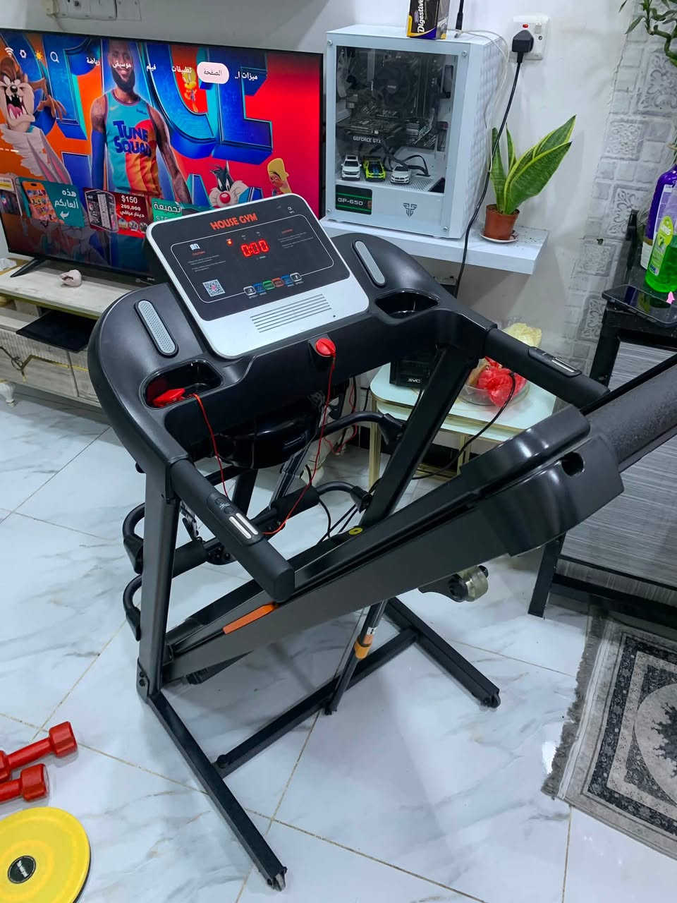 � للبيع جهاز مشي كهربائي (Treadmill) - HOUSE GYM 🏃

✅ حالة الجهاز: نظيف جدًا ويعمل بكفاءة 100%، استخدام منزلي.

المواصفات:

* شاشة رقمية تعرض: الوقت، السرعة، المسافة، والسعرات الحرارية.
* سرعات متعددة تناسب المشي والهرولة.
* مفتاح أمان للتوقف الفوري.
* حساسات لقياس النبض على المقابض.
* حامل للأكواب والإكسسوارات.
* تصميم قوي ومناسب للاستخدام اليومي داخل المنزل.

📍 الموقع: بغداد
💰 السعر: (400الف) قابل للتفاوض.
📞 للتواصل: (*********** أو راسلني خاص).

سبب البيع: عدم الاستخدام.

الجهاز مناسب لكل شخص يريد يحافظ على لياقته أو ينزل وزنه من البيت بدون الحاجة للاشتراك بالنادي.

