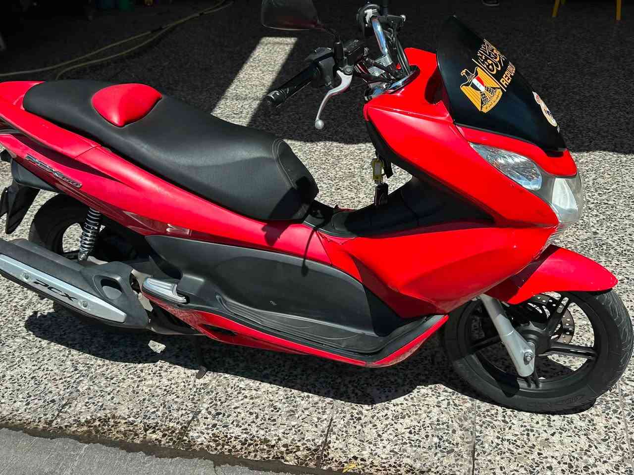 السلام عليكم.  pcx الجيل الاول ياباني مرقم مكينه بلاد خير من الله وشرط الفحص الدراجه باسمي تحويل ثاني يوم زوج تايرات جديده وبيها منظومه زنون قويه حيل بس الدراجه بيها شويه جراد باللون اول مااخذتها كهربائيات كله بلاد وشغال 
السعر27 وبيها مجال بسيط حك الجيه
الرقم للتواصل ***********
العنوان الغزاليه
