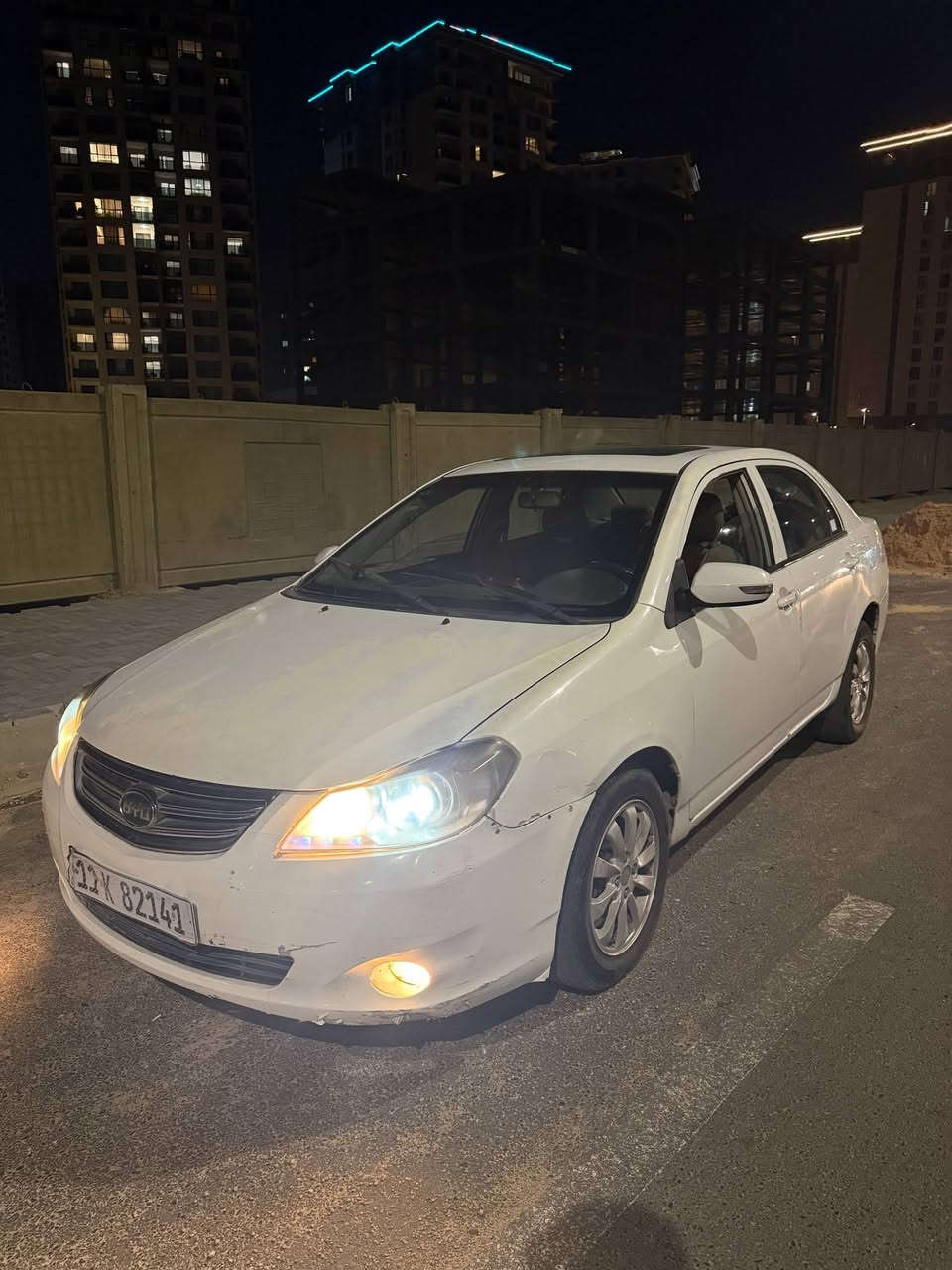السلام عليكم byd 2013  g3 للبيع سياره كامله كهربائيات تبريد ثلج كامل محرك وكير نظيفات 100/100 حادثها جاملغ وباب عكس سايق بيها صبغ صفحه الحادث السعر ٤٦ وبيها مجال لشراي الاستفسار الاتصال ***********
