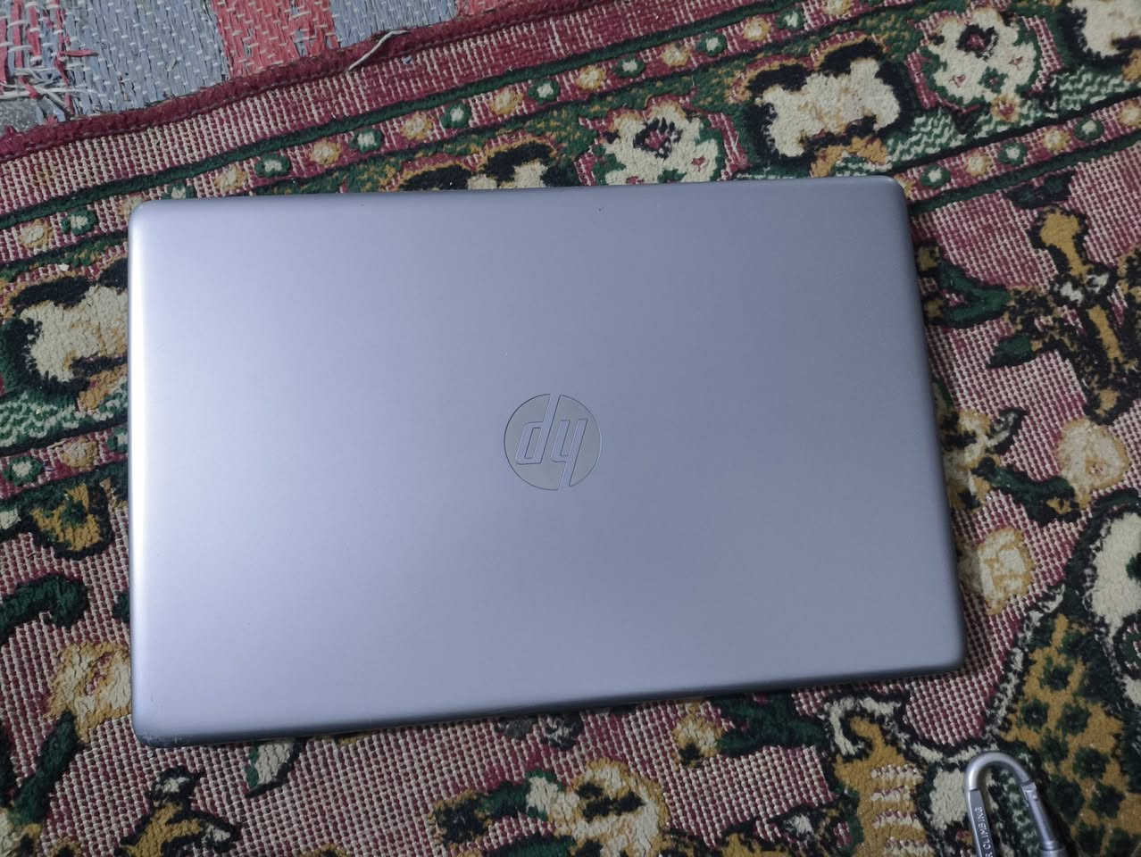 الشاشة: بحجم 15.6 بوصة من نوع LED المضاد للتوهج (Anti-glare)، وتتوفر بدقة Full HD
.المعالج (CPU):  (Intel :Intel Core i3). 
.ذاكرة الوصول العشوائي (RAM): 8 جيجابايت من نوع DDR4
.التخزين (Storage):أقراص سريعة من نوع SSD NVMe M.2 بسعة 238 جيجابايت
.كرت الشاشة (Graphics):كرت مدمج الأساسي: Intel UHD Graphics 620
.المنافذ والاتصال: يحتوي على منافذ USB متعددة، منفذ HDMI لشاشات العرض، منفذ شبكة RJ-45، وقارئ كروت ذاكرة، بالإضافة إلى دعم الواي فاي والبلوتوث. 

العنوان ديوانية قضاء سومر 