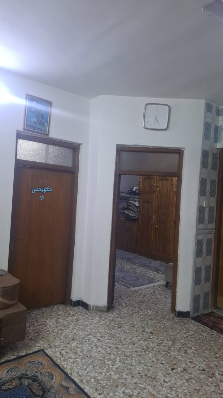 السلام عليكم بيت 160 طابو صرف قطاع السابع مقابيل كوكو مول يتكون البيت من استقبال غرف نوم عدد 5 +مطابخ عدد 2 صحيات كامله من كل النواحي نقص فقط واجهيه البيت  السعر خاص او الاستفسار على الرقم واتساب ***********
