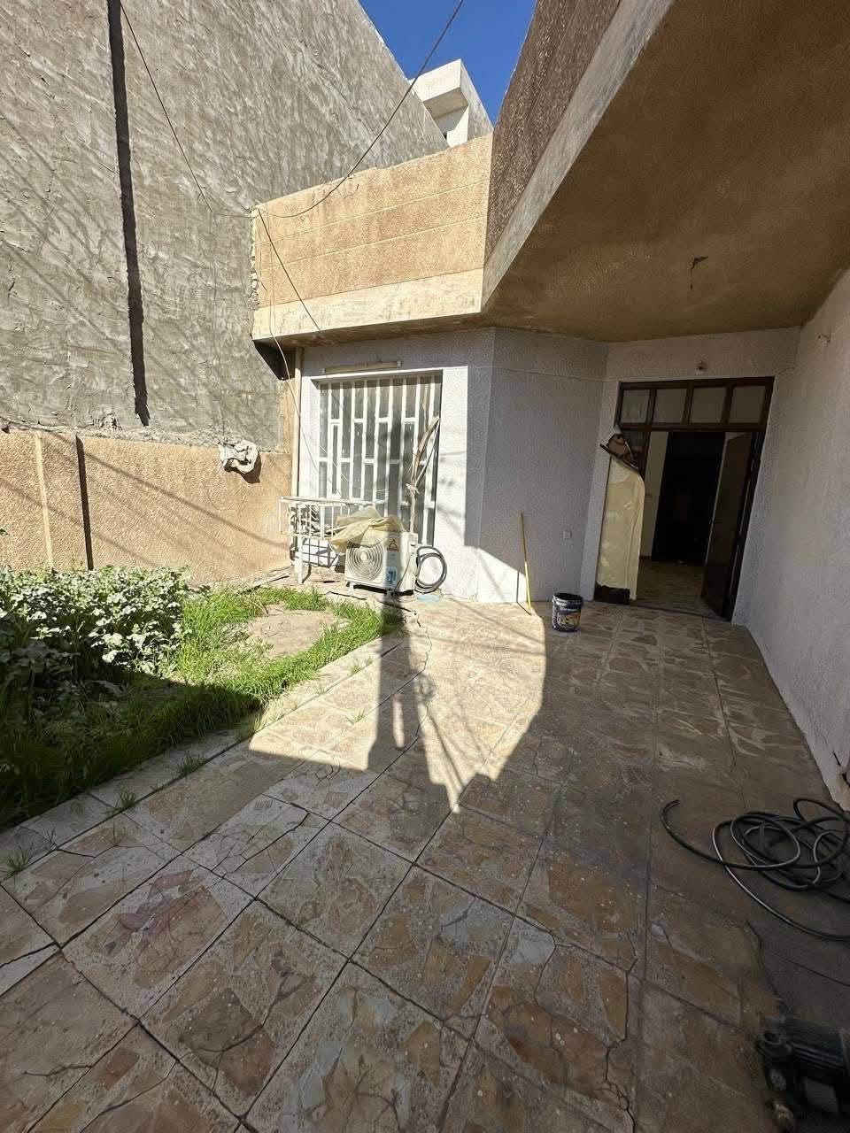 #للايجار_____في_____السيديه
بيت مساحة 150م نظيف 

يحتوي على غرفة وصالة ومطبخ وخدمات وكراج وحديقة 

قيمة الايجار:750 الف 

للاستفسار:***********

او زيارة مكتب الفهد الهندسي
