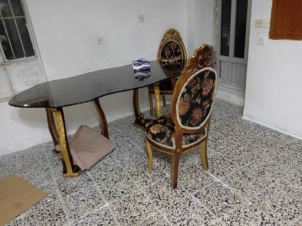 میزی نان خواردنی شووشەیی 8 نەفەری
شوین سلێمانی گردەکەی سەرچنار 
*********** السليمانية, العراق
