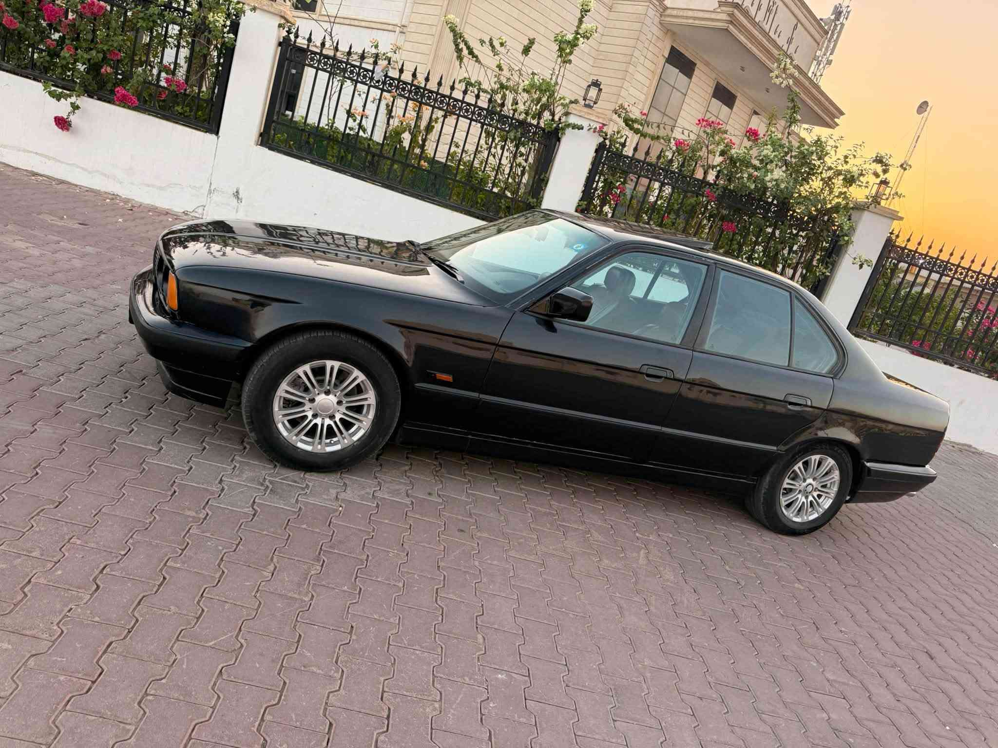BMWللبيع
نقدا فقط 
السعر 43
حجم 553i
سياره مصبوغه عام جماليه بدون حادث 
فول مواصفات سلايت 
اوتماتيك كير ومحرك بدون عيب 
كهربايات شغاله 
رقم (26)دولي باسمي 
هزه جديده
تخم تاير جديد 
صدر نص عمر
مكاني تكريت الديوم
الاتصال ***********
