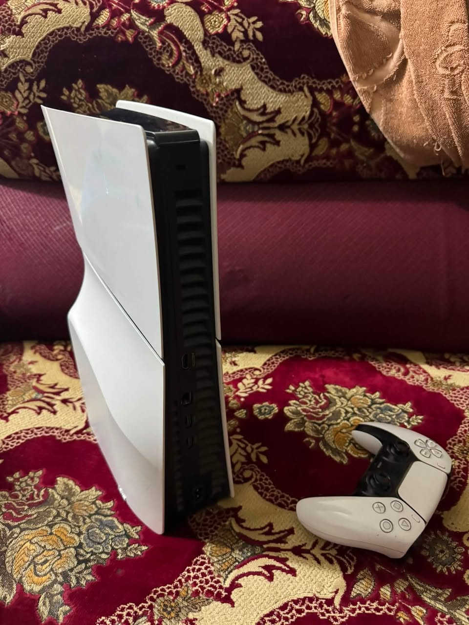 بلي 5 سلم  نضافه 80% ويا بس يدة 

وجميع ملحقاته كامله الكارتونه مالته هم موجوده  

الجهاز مفتوح مبدل قاعده HD وتنضيف بس 

❌❌ الجهاز بي مشكله بل ic صوره ❌❌
يعني الشاشات الحديثه اكو منهن يشغلهن واكو لا وعندك شاشات القديمة اكثريتهن يشتغل عليهن
عندي شاشتين عادي يشغل عليهن طبيعي ماكو اي مشكله 
غير هاي المشكله مابي 
السعر 630 وبي مجال 
مكاني نجف 
عندي توصيل 
رقمي ***********
