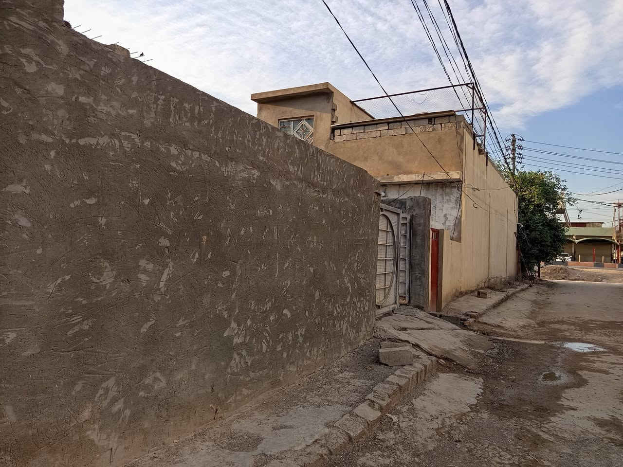دار للبيع 200م طابق واحد بناء حديث طابو زراعي سند 25 مكاتبه ووكاله تستلم الخدمات ماء وكهرباء وتبليط وخط مولد ومجاري ومدارس ابتدائي وثانوي يتكون من استقبال وغرفتين نوم وصاله نقص سقوف ثانوية ومطبخ نقص سراميك جدران وصحيات داخليه وخارجية وبيتونه وكراج بعقوبة ام العضام مقابل صناعة سلوان 20م عن الشارع العام السعر 115مليون وقابل للتفاوض تفاصيل اكثر داخل الفيديو للاستفسار خاص او ***********
