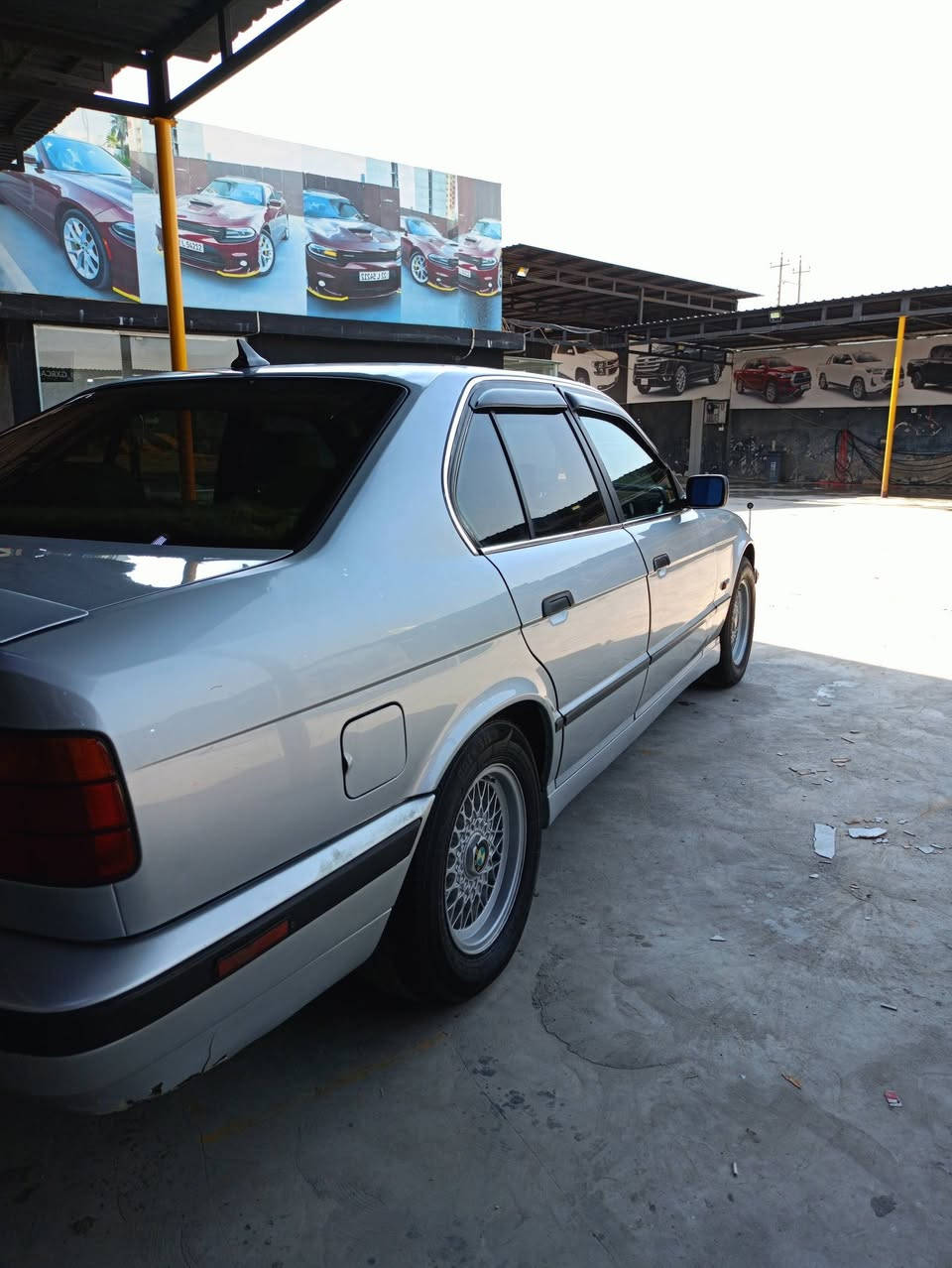 السعر ٦٥ وبيها مجال قليل بي ام دبليو( BMW)موديل ٩٤ بسم الشرعي سياره فول الفول بس طخه خفيفه بجهه اليمين بالدعاميه ويم باب السايق للاستفسار  الاتصال على الرقم ***********

