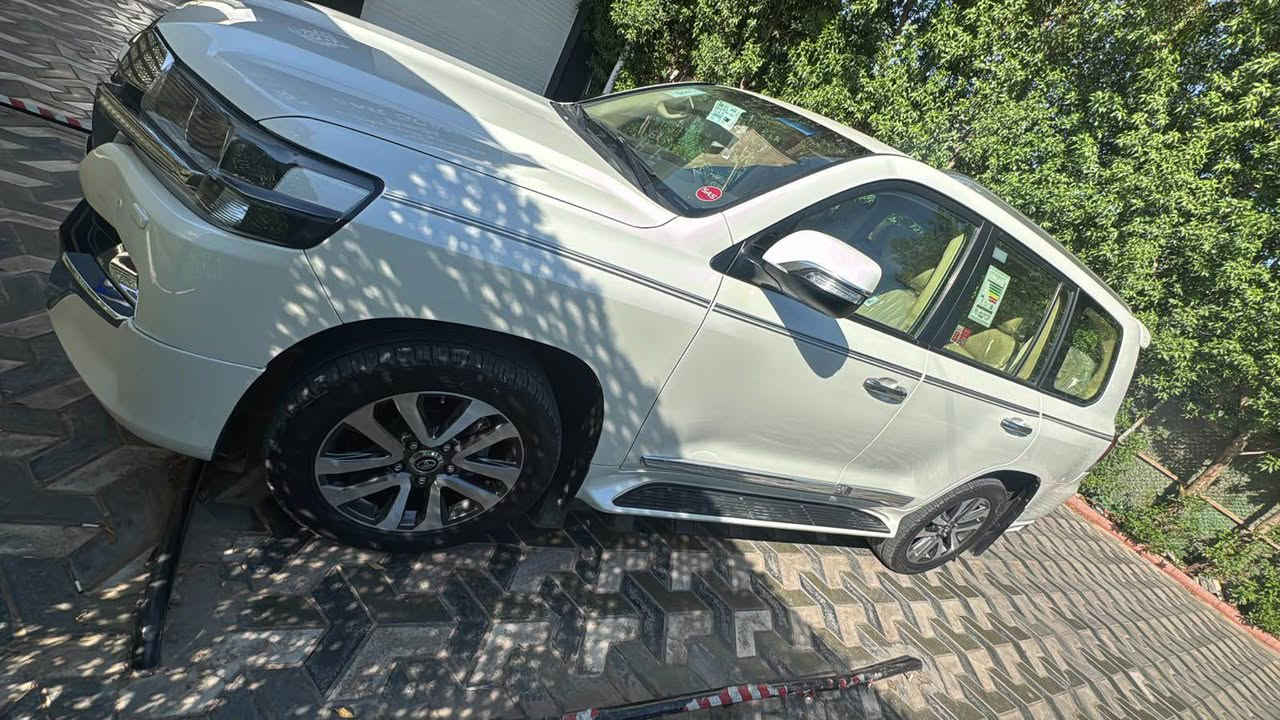 لاندكروز وايت ادشن • ٢٠١٧ • ماشيه ١١٩٠٠٠
