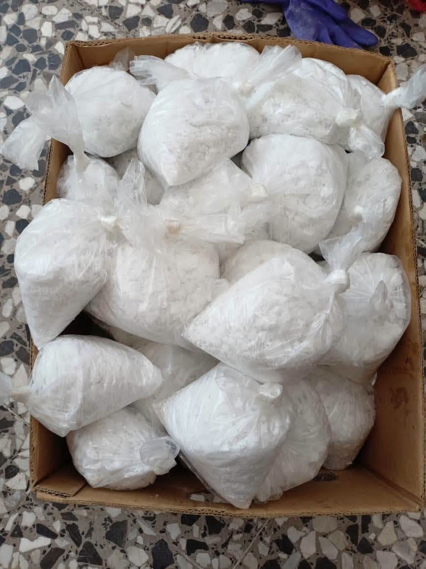 متوفر يمي بطش الاصلي مزيل دهون الخارق بنات نضفو مطابخكم قبل المدارس 

كيلو البطش ب ٨ توصيل الفين 

رقم الحجز وتساب ***********

نص مكتوب في الصور:
- سيتم كتم صوت الهاتف عند تلقي المكالمات والإشعارات