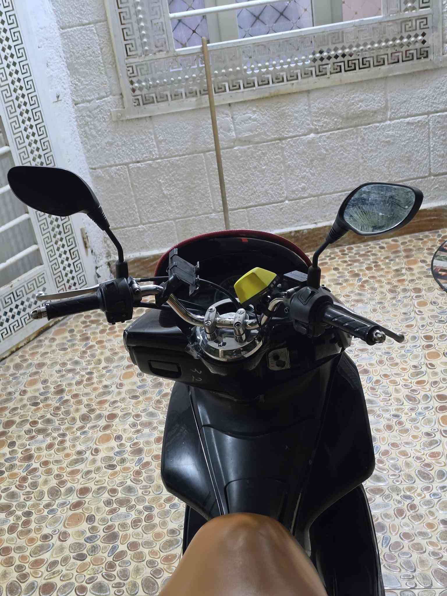 السلام عليكم للبيع او للمراوس HONDA Pcx جيل 1 لون اسود موديل 2016 فئة JF ياباني الاصلي محرك 125cc الدراجة ترايها يخبل وين ميعجبك مكينة بلادية السعر 1100 وبيها مجال للشراي العنوان ديالى بعقوبة تقاطع السادة للاستفسار الاتصال ع الرقم *********** متواجد ع خاص وعلى الواتساب ❤
