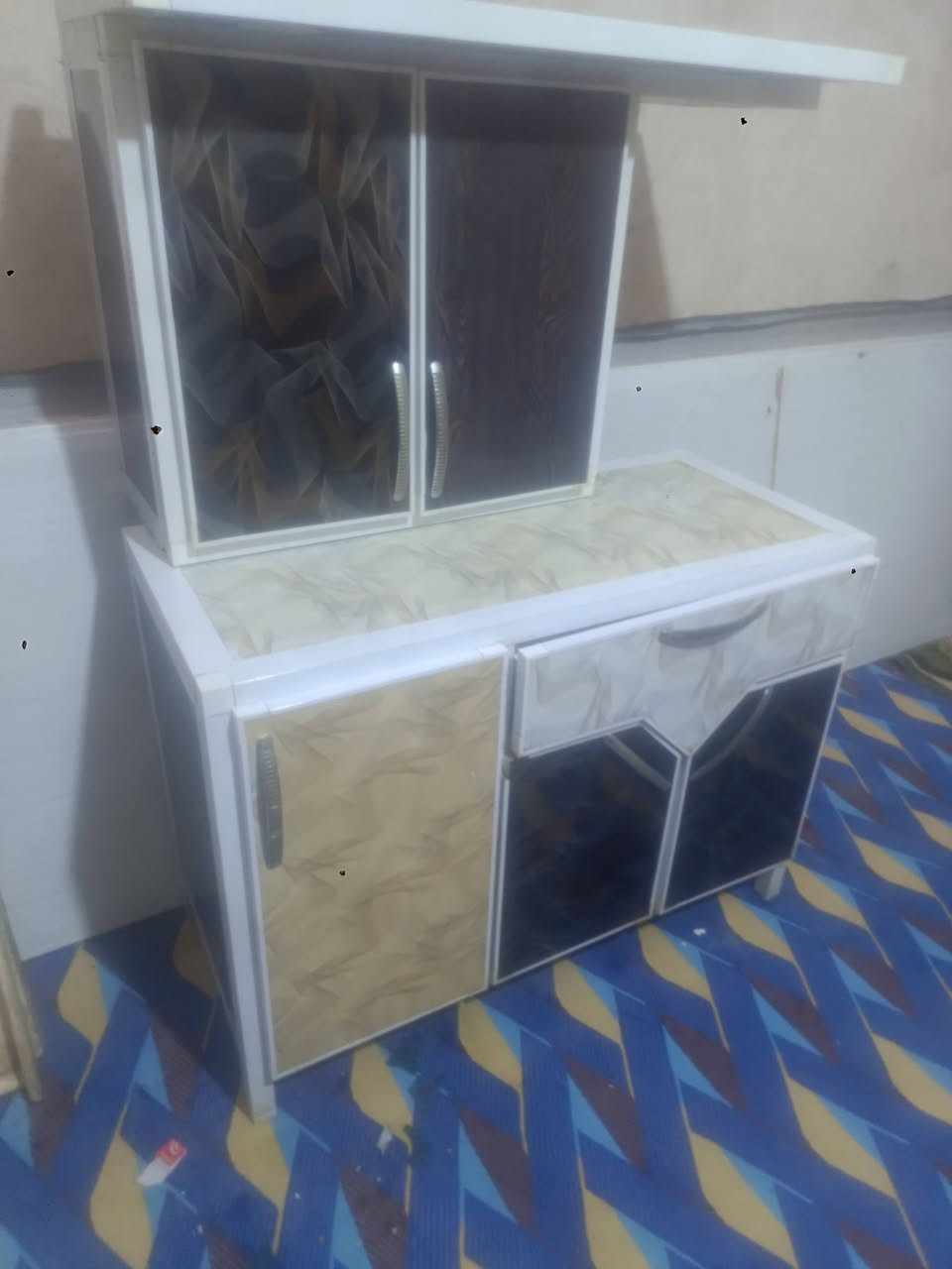 كاونتر • نظيف • بدون سنك