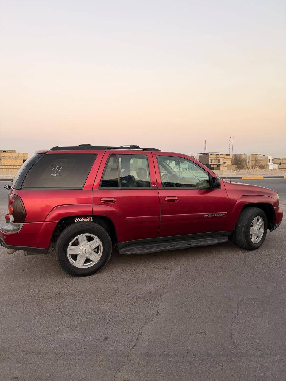 السلام عليكم للبيع سياره بلايزر 2002 LTZ وارد كوري لكوري معروف ما ينكفل من الصبغ
سنويه ورقام جدد
 كفاله  ضربه كير محرك 4200 القبق السود المرغوب
حداده تخم تاير منضومت بانزين منضومت تبريد 
كله جديد 
قبل فتره حورت الكلج مروحه شديت فانات 
صار فرق كلش حلو بيهه قلت صرف وقود 
وصارت خفيفه ونمر ذبهن بسرعه
تبريد تدفئه قطعتين ثلج 
شاشه كامره 
كشنات تدفئه تحكم كهربائي
مثبت سرعه
ما ناقصهه شي جاهزه من كل النواحي
سعر 98 وبيهه مجال 
الستفسار *********** البصرة, العراق
