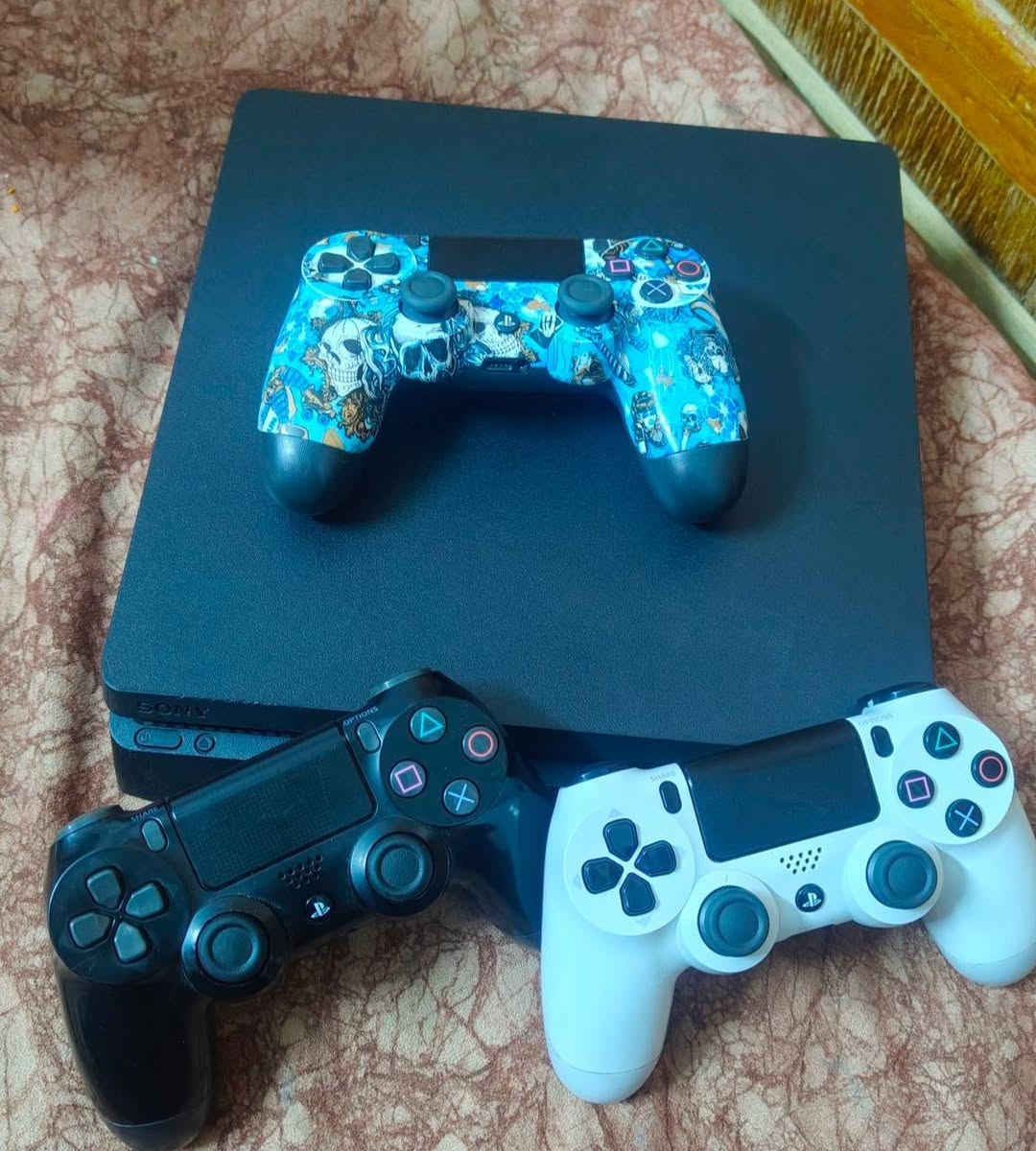 Ps4 slm مهكر
اصدار ١١ 
مهكر
هارد ١ تيرا 
جهاز نظيف كلش 
مامفتوح  شرط وين ماريد ودي
مع يده عدد ٢ اصلي + تجاري
بس العاب 
مكاني موصل 
تواصل 
***********
اتصال + بي واتساب
