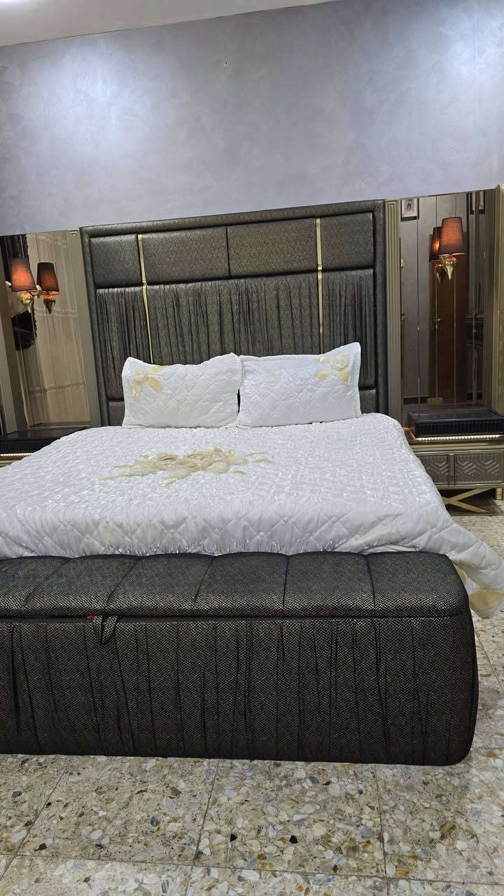 غرفه جديده نضيفه اخت جديده موديل تركي هدرولك أضاء كله شغاله بعد اناره اضافيات ممشغله عدد قطع 9 مكان بغداد شراي تصال على رقم هاتف ***********
